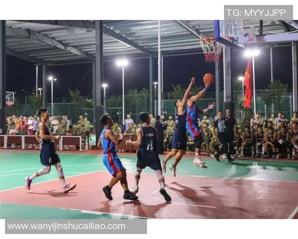 足球球星挑战篮球技巧展现别样风采脚踢篮球突破运动极限 足球球星挑战篮球技巧展现别样风采脚踢篮球突破运动极限